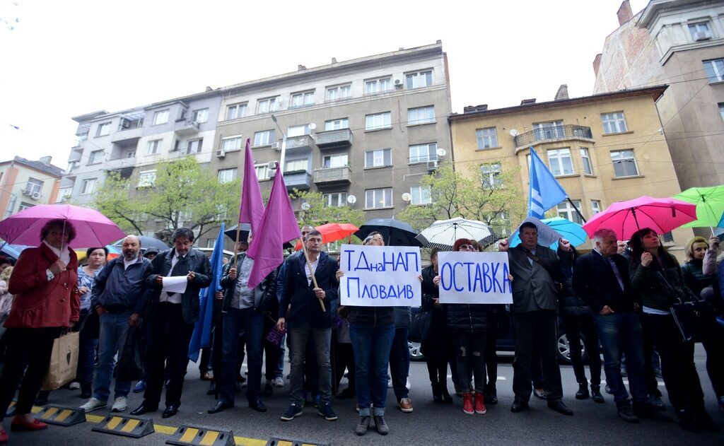 Данъчни служители от различни градове на страната излязоха на протест в понеделник пред централното управление на Националната агенция за приходите заради обявените съкращения.