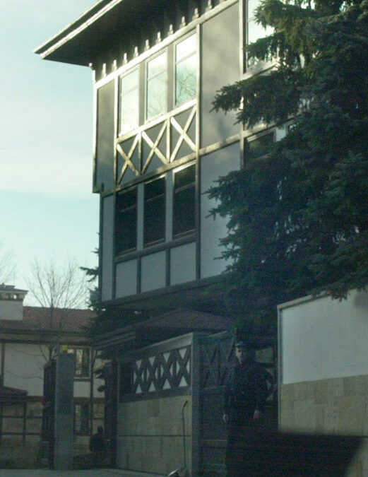Служителят на жандармерията, който охранява имота на ДПС в Бояна, спря вчера екипа на "Дневник" за проверка на документите. През 2002 г., когато започна строежът на сградата, от партията обясниха, че сградата е на сдружението на ДПС общините "Толерантност". Доган пък обяви намерение да направи там училище за политици