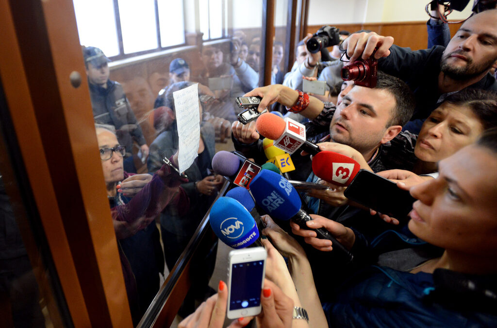 Кметът е обвинена за взимане на подкуп в особено големи размери, а заместникът й - като помагач.