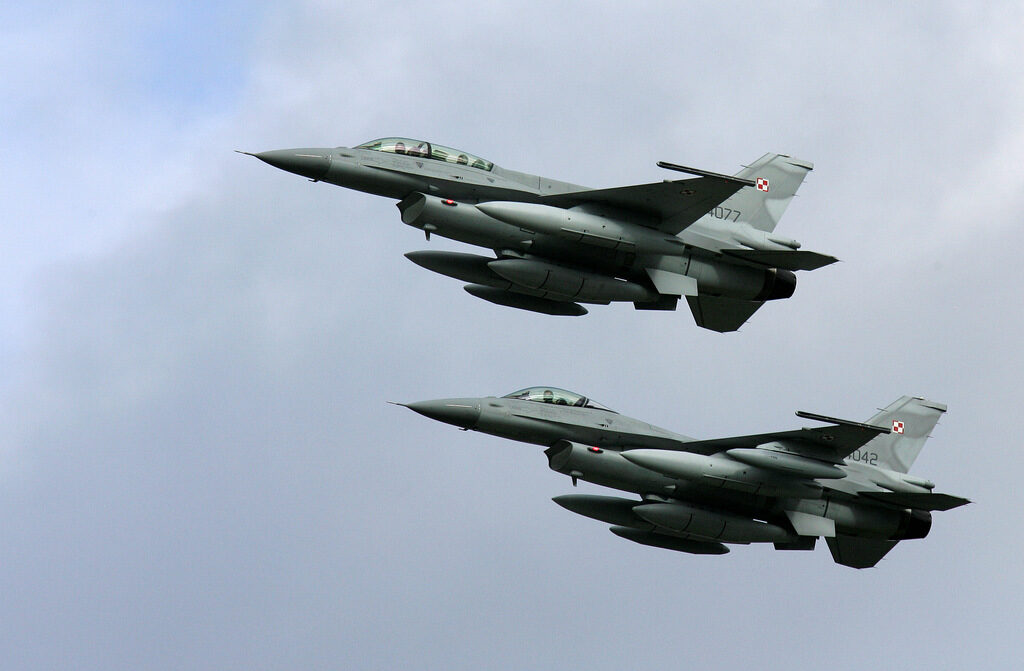 Два от първите F-16 купени от Полша кацат на военно летище през 2006 г.