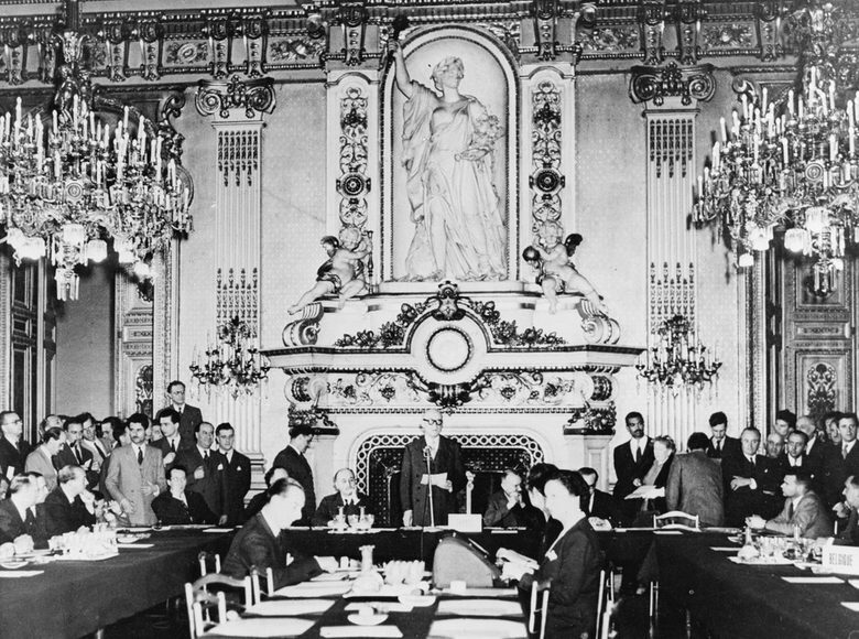 Архивен кадър от подписването на Декларацията Шуман на 9 май 1950 г.