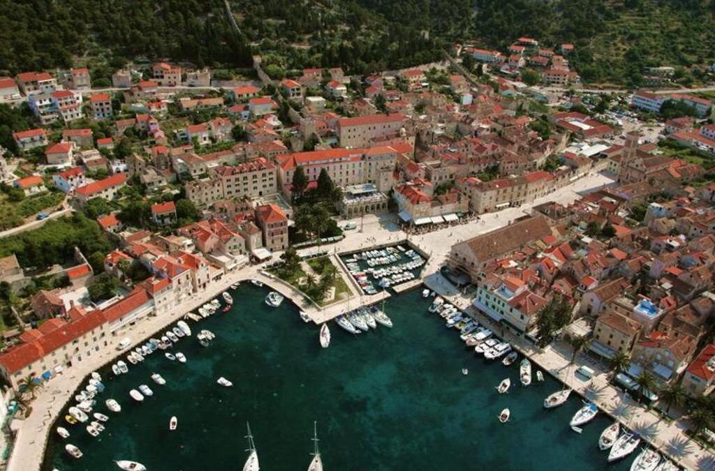 Неправителствената организация Eurioean Best Destinations постави Хвар на 4-то място сред 15-те най-добри дестинации в Европа за тази година.