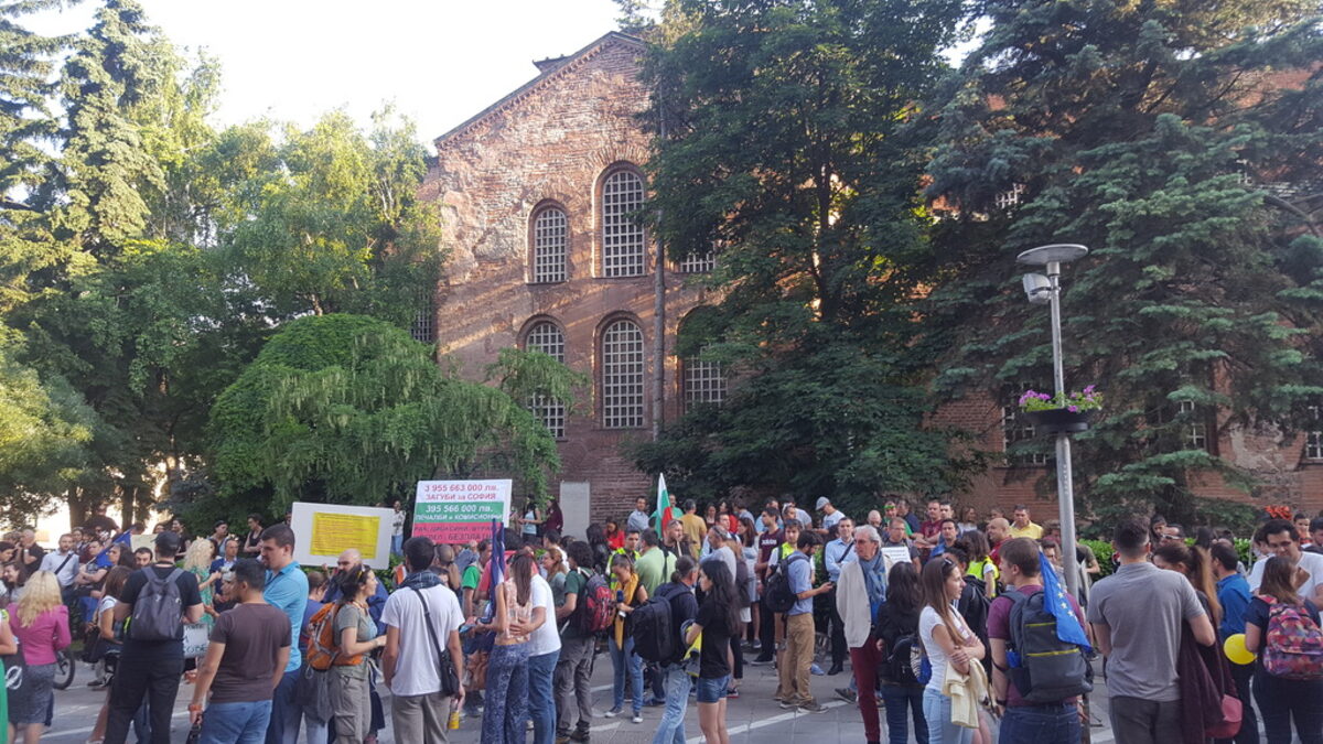 Протестиращи не искат София да гори отпадъци, общински съветници ще предложат референдум Протестиращи не искат София да гори отпадъци, общински съветници ще предложат референдум