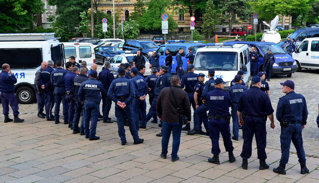 Отстраняването на полицай с обвинение и дисциплинарка вече не е задължително