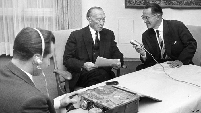 Канцлерът Конрад Аденауер пред "Дойче Веле" през 1963 година