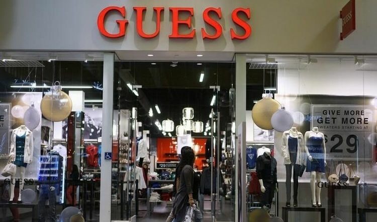 Съоснователят на Guess напуска модната компания след обвинения в сексуален тормоз