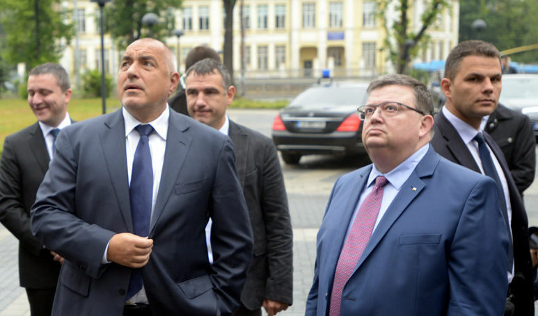 Над 8 г. Министерският съвет е бил наясно за това, че компанията "Юлен", която е концесионер на ски зоната над Банско, е ползвала с две трети по-голяма площ от определената в концесионния договор, съобщиха вчера от прокуратурата Над 8 г. Министерският съвет е бил наясно за това, че компанията "Юлен", която е концесионер на ски зоната над Банско, е ползвала с две трети по-голяма площ от определената в концесионния договор, съобщиха вчера от прокуратурата