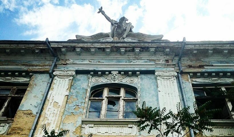 Рушащата се сграда на някогашната "Софийска банка" на варненската ул. "Преслав"Снимката е публикувана с публичен достъп във Фейсбук