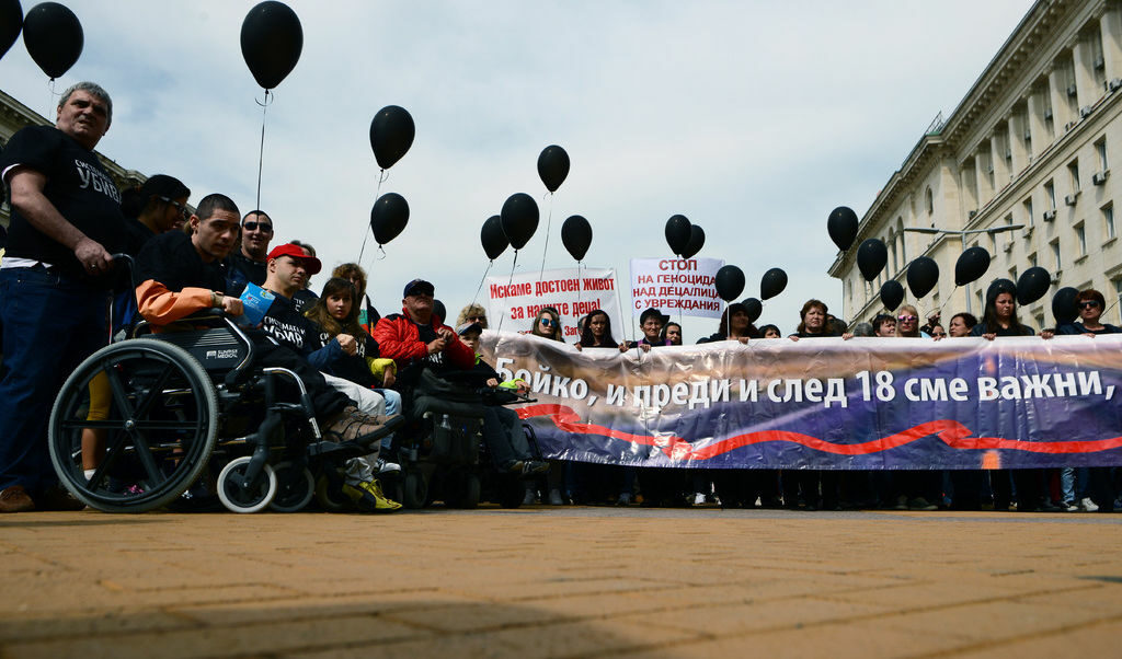 Организации на хора с увреждания и протестиращи майки взаимно се обвиниха в задкулисно финансиране