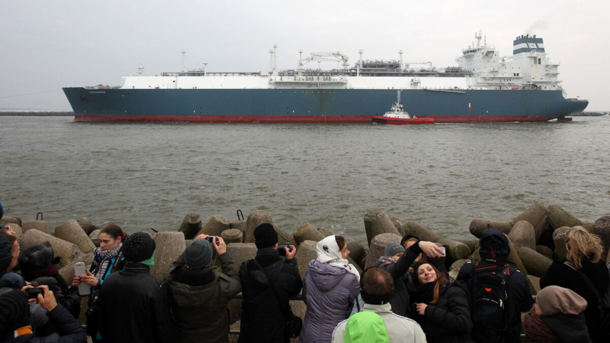 Плаващ терминал за втечнен природен газ пристига в Клайпеда, Литва, през октомври 2014 г.