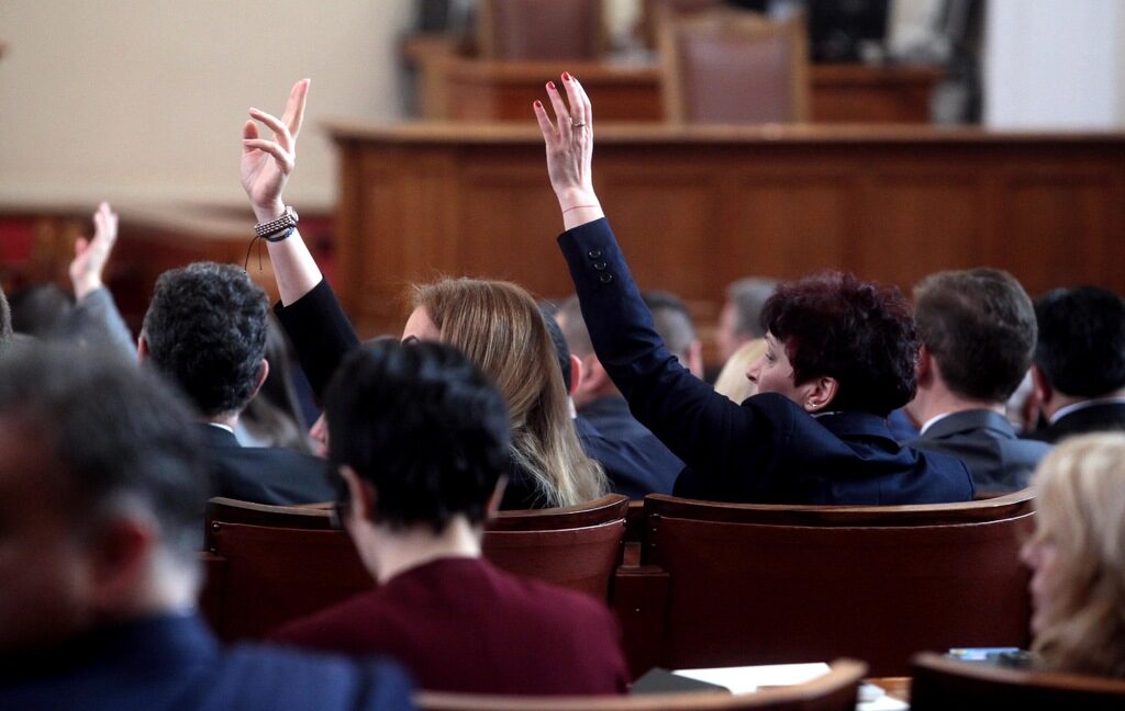 Депутатите се събират на извънредно заседание, за да обсъдят вота на недоверие Депутатите се събират на извънредно заседание, за да обсъдят вота на недоверие