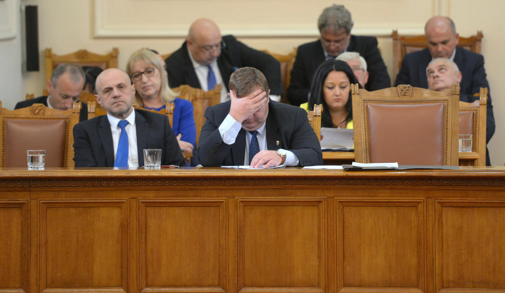 Почти целият кабинет беше в парламента, като никой от министрите не взе думата, за да защити политиките на правителството. Особено отегчен вид имаха вътрешният министър Валентин Радев (вдясно на втория ред) и вицепремиера Красимир Каракачанов
