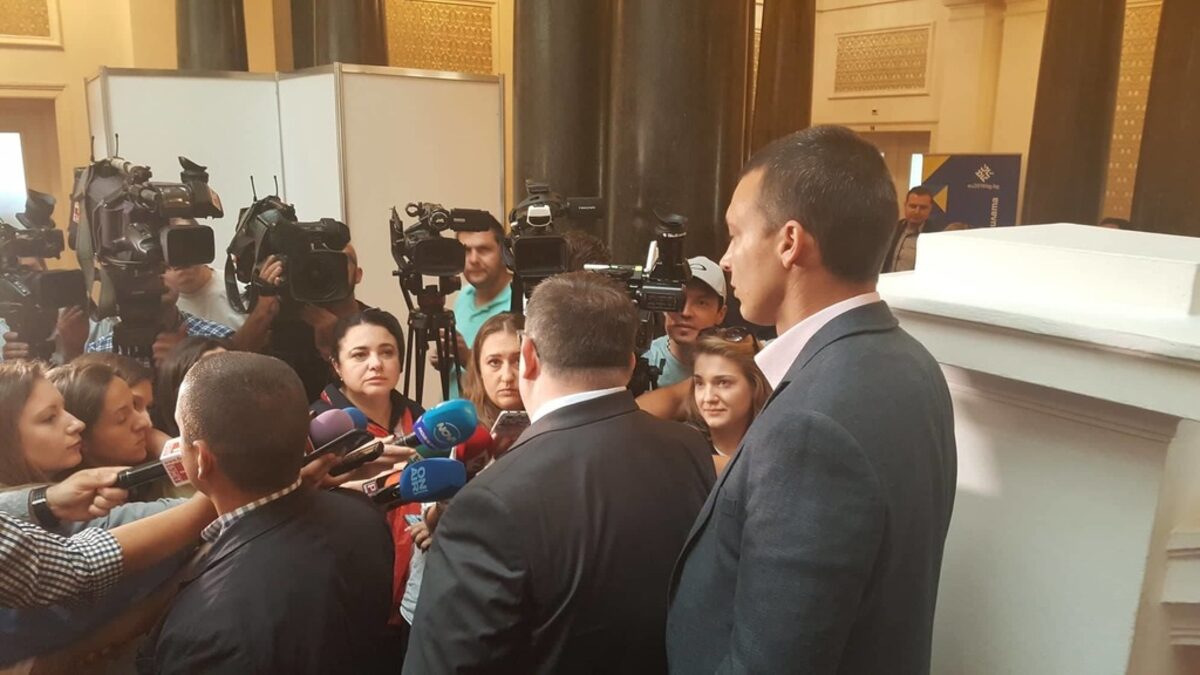 Снимката е направена след участието на Цацаров в дискусия на тема "Борба срещу финансирането на тероризма – от законодателство към практика", проведена в парламента на 22 юни.Тогава главният прокурор бе пазен от двама гардове на НСО.