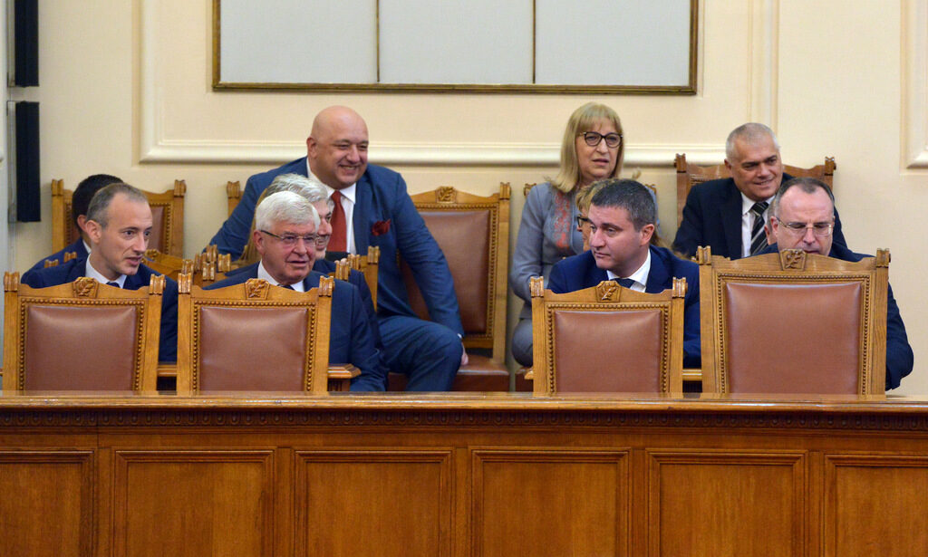 Парламентът гласува днес вота на недоверие към правителството заради кризата в здравния сектор