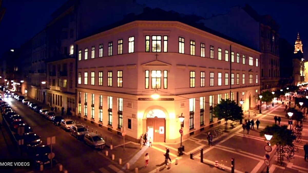 Централноевропейският университет реши да приема студенти в Будапеща