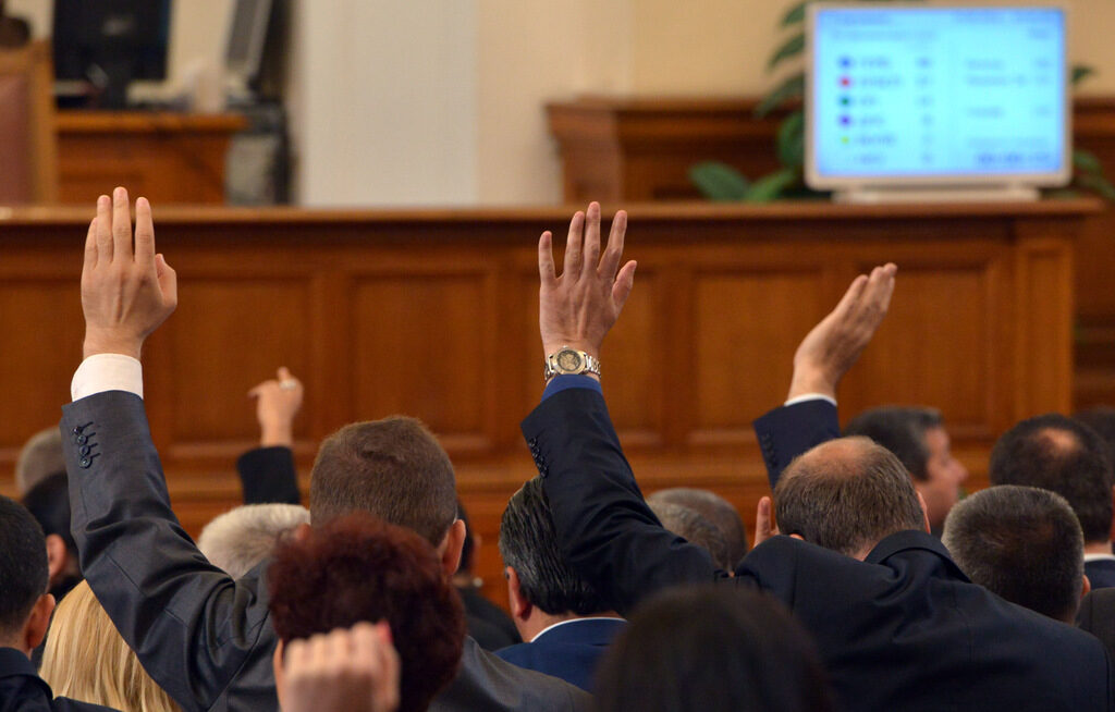 В парламента при втория вот на недоверие, преодолян от кабинета В парламента при втория вот на недоверие, преодолян от кабинета