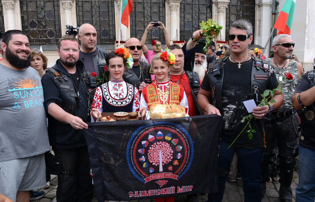 Посещение на руската прокремълска рокерска организация "Нощни вълци" пред Александър Невски през 2016 г.
