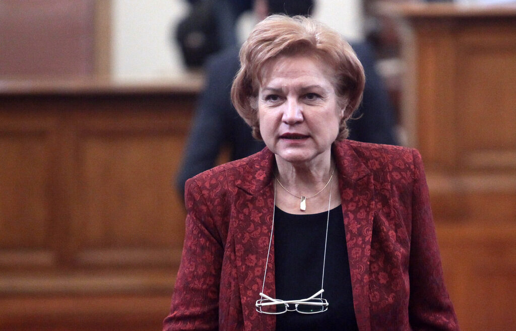 Председателят на парламентарната бюджетна комисия Менда Стоянова е основен вносител на изменението и казва, че действа съгласувано с Министерството на финансите.