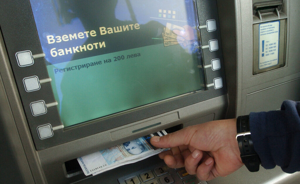 Новите банкови такси влизат в сила днес