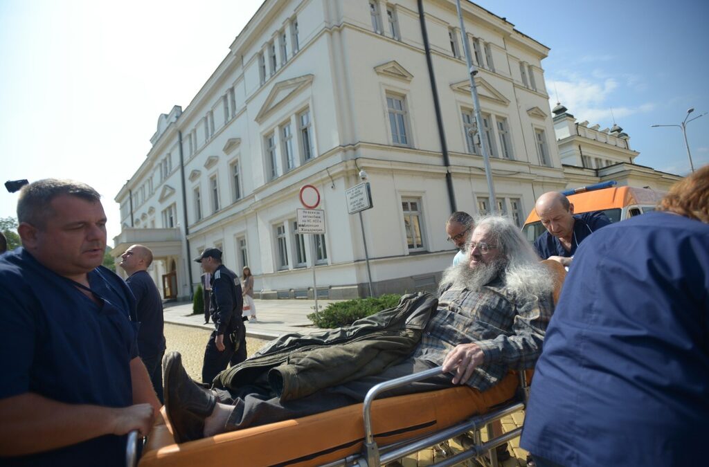 Шефът на парламента осигури за постоянно линейка и лекар за Николай Колев-Босия Шефът на парламента осигури за постоянно линейка и лекар за Николай Колев-Босия