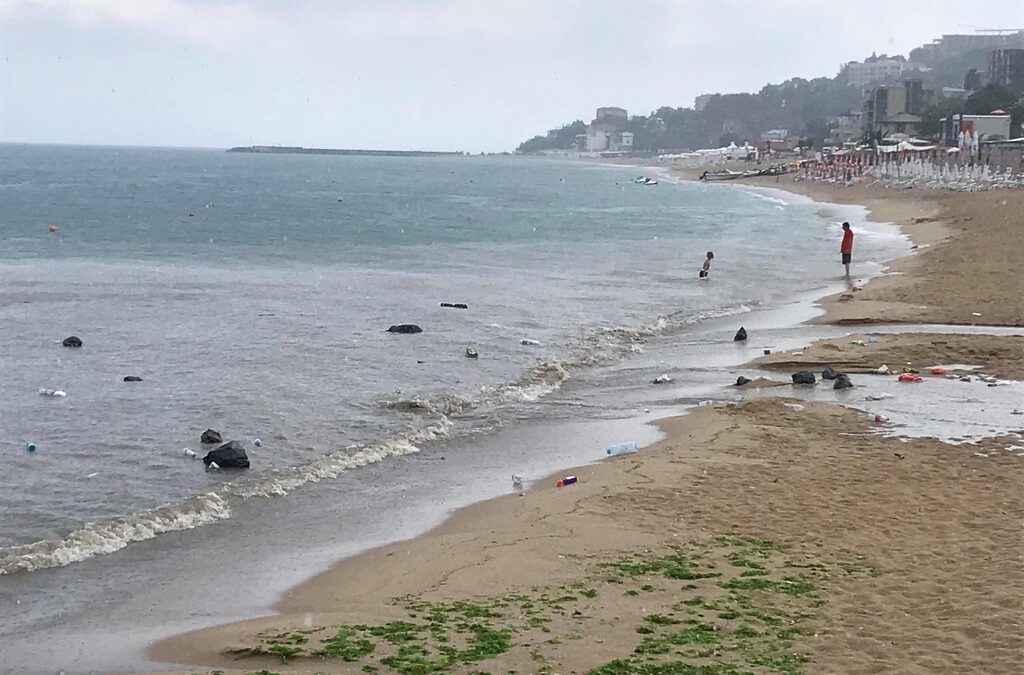 Десетки чували със смет плуват в морето край варненския плаж "Кабакум" (видео)