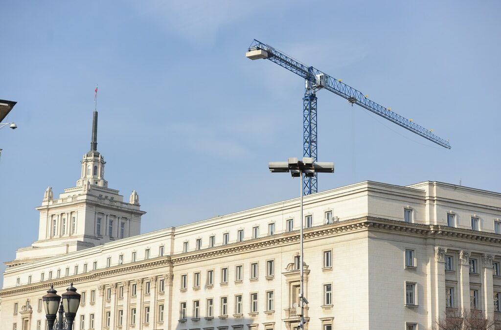 Работата по зала на парламента, където загина човек, е спряна за обезопасяване