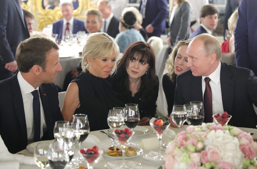 Часове преди финала на световното Макрон и Путин ще обсъдят Сирия и Украйна