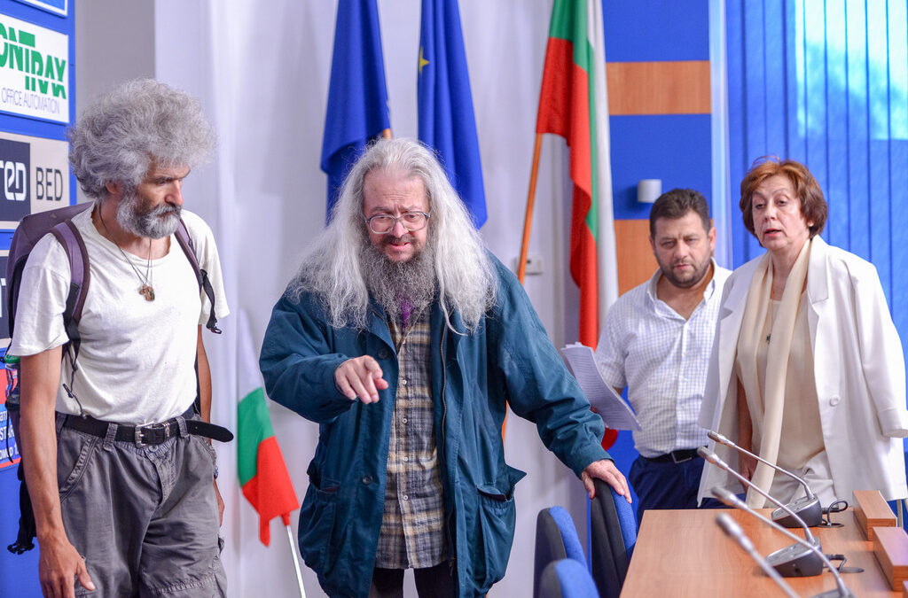 Николай Колев - Босия беше придружен от бившия служебен премиер Ренета Инджова, бившия служител на НСО Николай Марков и Вихрен Михайлов, който се движи по улиците с огромен дървен кръст на рамо, за да обърне внимание на гражданите за гладната стачка на Босия. Николай Колев - Босия беше придружен от бившия служебен премиер Ренета Инджова, бившия служител на НСО Николай Марков и Вихрен Михайлов, който се движи по улиците с огромен дървен кръст на рамо, за да обърне внимание на гражданите за гладната стачка на Босия.