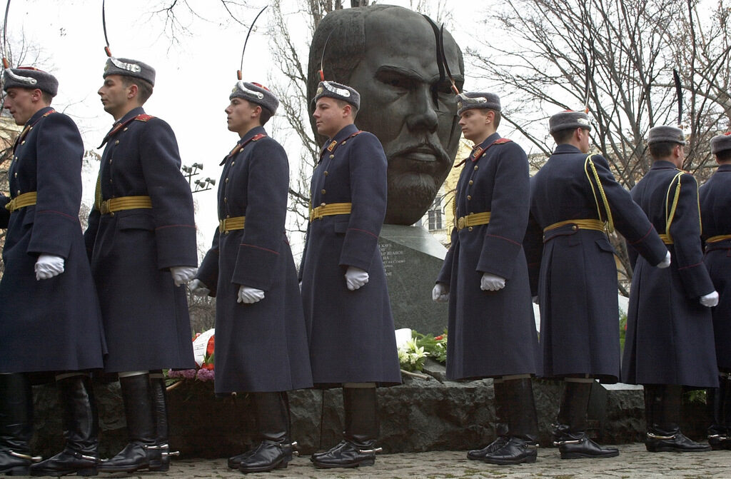 Пред паметника на Стамболов