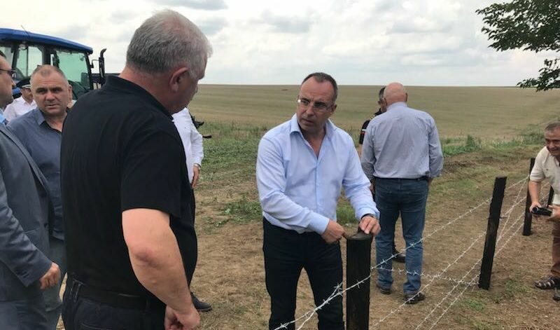 Земеделският министър Румен Порожанов по време на една от инспекциите си при поставянето на оградата по сухопътната граница с Румъния. Земеделският министър Румен Порожанов по време на една от инспекциите си при поставянето на оградата по сухопътната граница с Румъния.