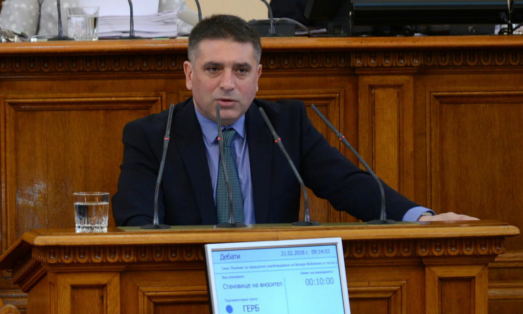 Председателят на правната комисия Данаил Кирилов (ГЕРБ), който е един от формалните вносители на промените в АПК. Измененията са изработени от собственика на "Сиела" Иван Тодоров