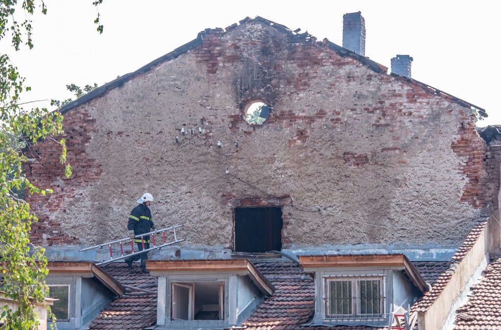 Огънят в "Царските конюшни" е вървял от покрива надолу, смятат от полицията