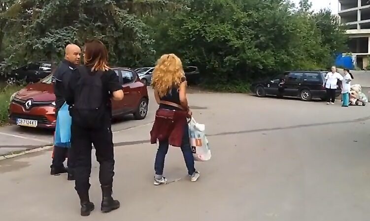 Скрийншот от разпространеното във "Фейсбук" видео с отвеждането на Десислава Иванчева в болница