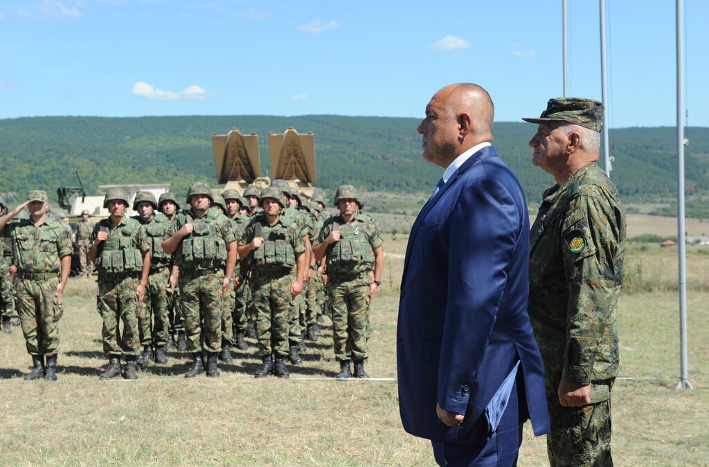 Бойко Борисов и началникът на отбраната генерал Андрей Боцев приемат строя на Ново село