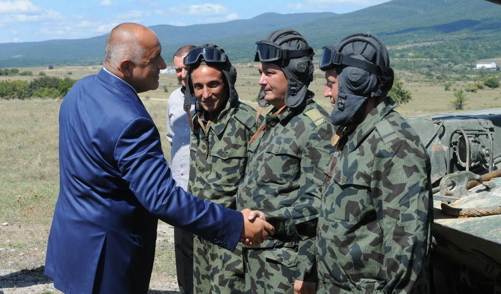 Бойко Борисов поздравява екипажа на български танк Т-72.