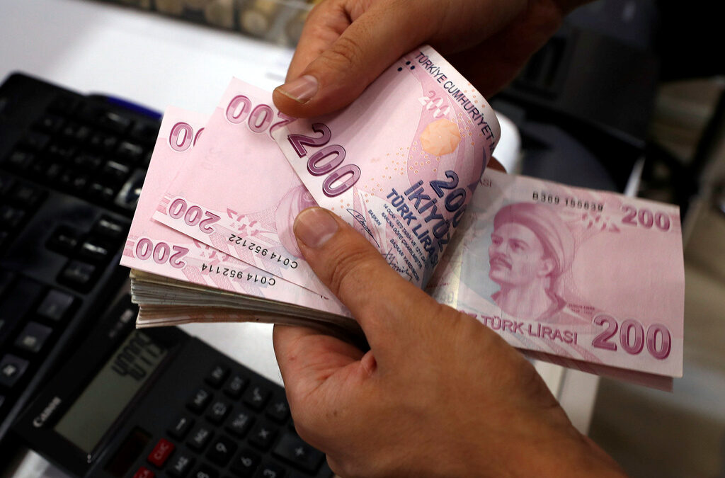 Турската лира се обезцени с 2% заради неочакван план за намаляване на данъци