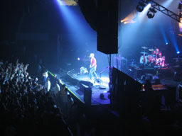 Рок бандата The Offspring разбива публиката на импровизиран концерт в рамките на BlizzCon 2005.