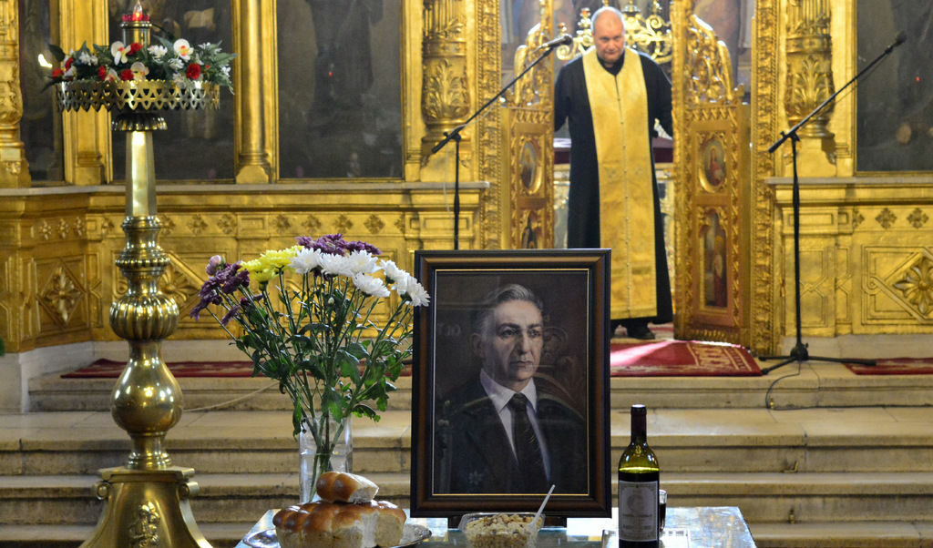 В храм "Свети Седмочисленици" днес беше отслужена панихида в памет на земеделския лидер, политик и държавник Никола Петков по повод навършването на 71 години от убийството му. След 9 септември 1944 г. Петков е част от първото правителство на Отечествения фронт като министър без портфейл. В знак на несъгласие с провежданата политика от "народната власт" напуска кабинета и оглавява опозицията. Избран е за народен представител в VІ Велико народно събрание (1946-1949), но през юни 1947 г. депутатският му имунитет е снет, арестуван е в сградата на парламента, срещу него се провежда скалъпен процес и на 16 август е осъден на смърт. Присъдата е изпълнена на 23 септември 1947 г.