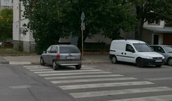 Този автомобил е паркирал най-безцеремонно на входа на пешеходна пътека. Повече <a href="https://grajdanite.bg/signals/ePRcUXWaKr" target="_blank">тук</a>.<br /><br /><em>Тази публикация е част от съвместен проект между "Дневник" и приложението <a href="https://grajdanite.bg/home" target="_blank">"Гражданите"</a> за намаляване на нарушенията по пътищата.</em><br />