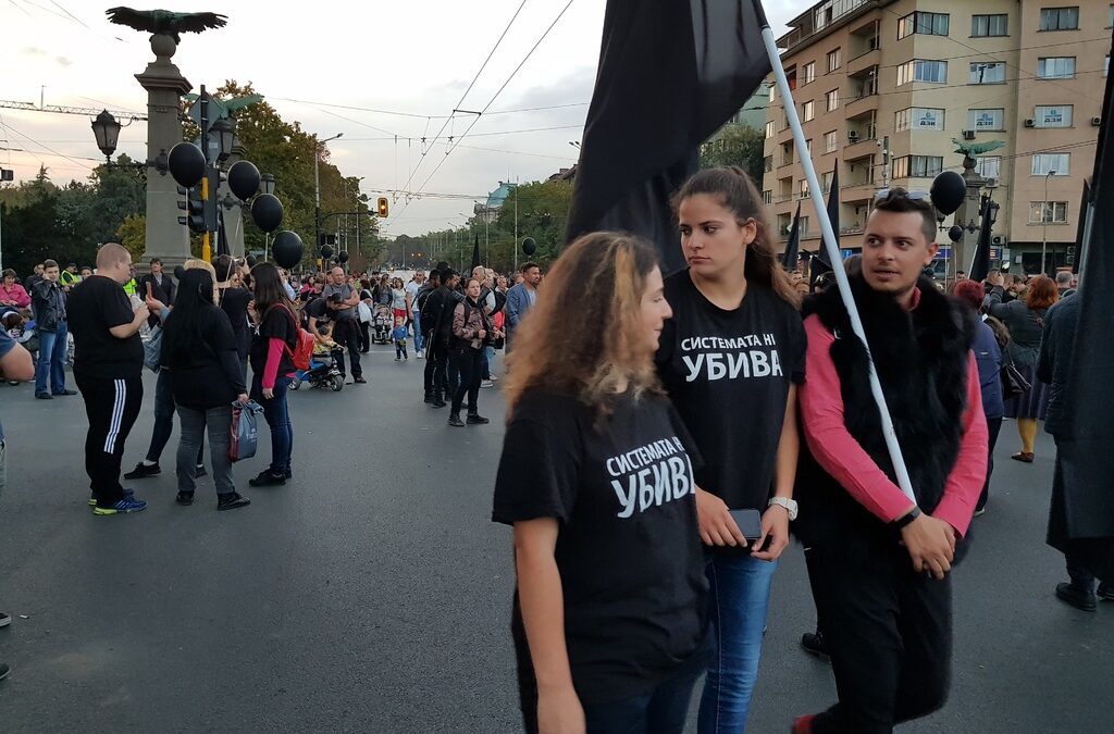 Протестът на родители с деца с увреждания блокира Орлов мост за час (обновена) Протестът на родители с деца с увреждания блокира Орлов мост за час (обновена)