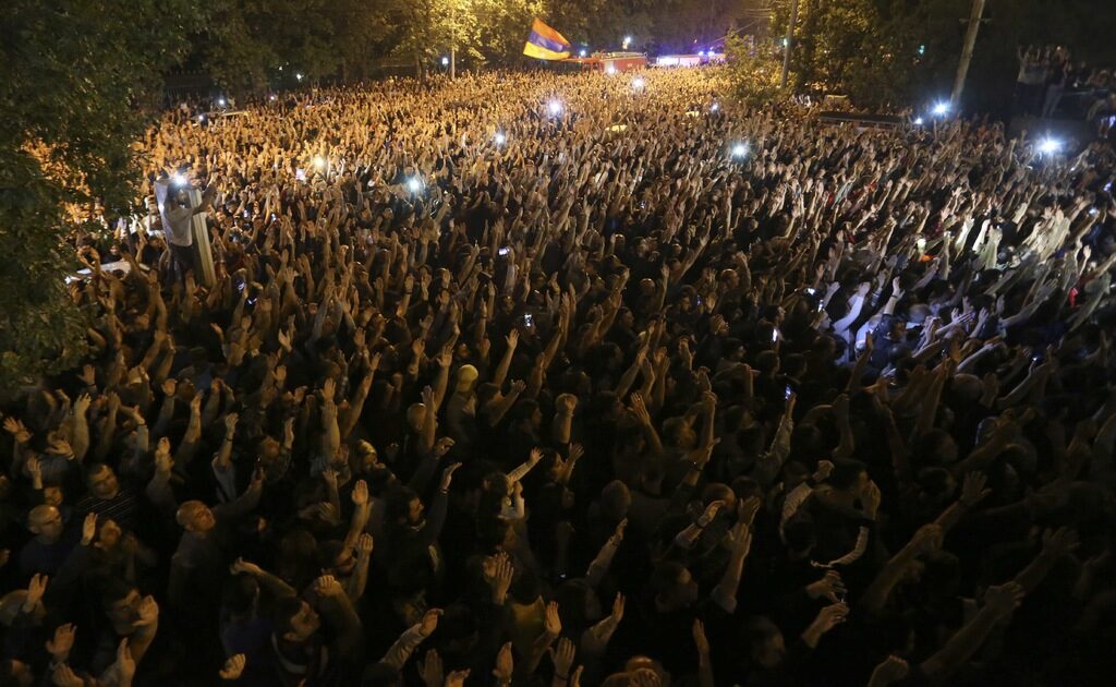 Хиляди протестираха в Армения, за да подкрепят плана на премиера за нови избори