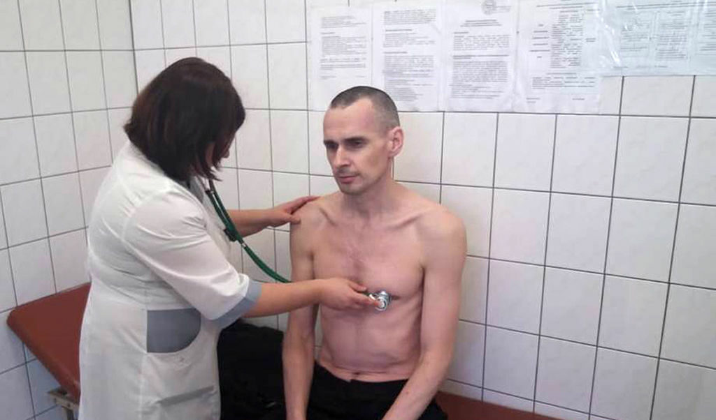 След 140 дни украинският режисьор Олег Сенцов прекрати гладната си стачка След 140 дни украинският режисьор Олег Сенцов прекрати гладната си стачка
