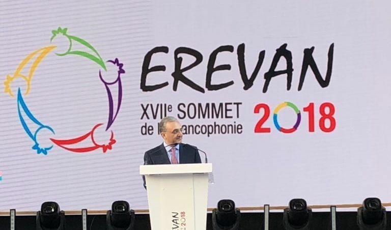 Външният министър на Армения Зохраб Мнацаканян приветства гостите на срещата на върха в Ереван, 10 октомври 2018 г. Външният министър на Армения Зохраб Мнацаканян приветства гостите на срещата на върха в Ереван, 10 октомври 2018 г.
