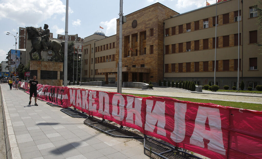 Външното министерство поздрави Македония за решението ѝ да смени името си
