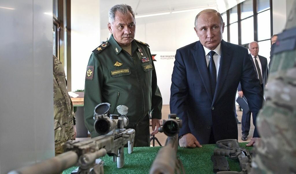 Руският президент Владимир Путин с министъра на отбраната Сергей Шойгу. Руският президент Владимир Путин с министъра на отбраната Сергей Шойгу.