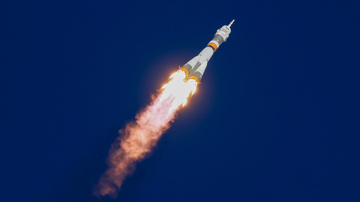 Двигател на руска ракета отказа 2 минути след изстрелването, екипажът се приземи аварийно