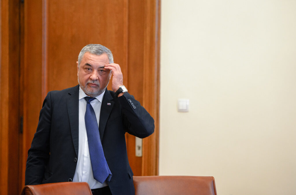 Телевизията на "Атака" започна да излъчва обвинения на Сидеров срещу Симеонов