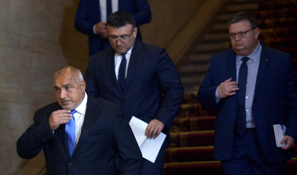 Бойко Борисов в Министерския съвет на специално свиканата пресконференция, на която беше съобщено, че има обвинен за убийството на Виктория Маринова. На заден фон - вътрешният министър Младен Маринов и главният прокурор Сотир Цацаров Бойко Борисов в Министерския съвет на специално свиканата пресконференция, на която беше съобщено, че има обвинен за убийството на Виктория Маринова. На заден фон - вътрешният министър Младен Маринов и главният прокурор Сотир Цацаров