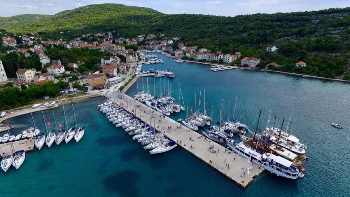Снимката е от сайта на<a href="https://www.tz-zlarin.hr/en/discover/zlarin/" target="_blank"> туристическото сдружение на Зларин.</a>