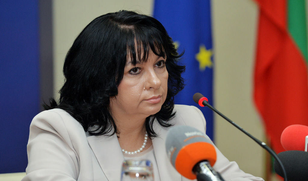 Петкова се похвали с 4 кандидата за АЕЦ "Белене", чака още